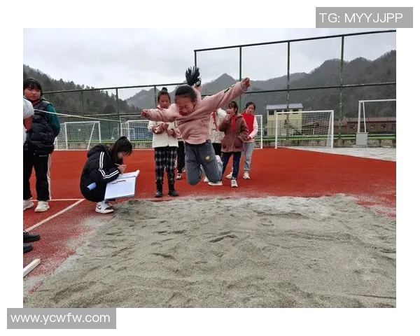 亲子同乐沙滩足球赛让孩子们在阳光下尽情挥洒快乐与激情 亲子同乐沙滩足球赛让孩子们在阳光下尽情挥洒快乐与激情