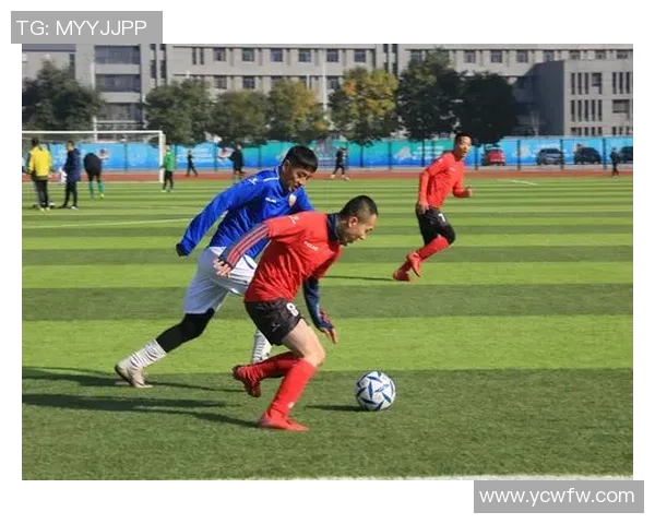 足球场上的激情瞬间素描展现运动之美与团队精神